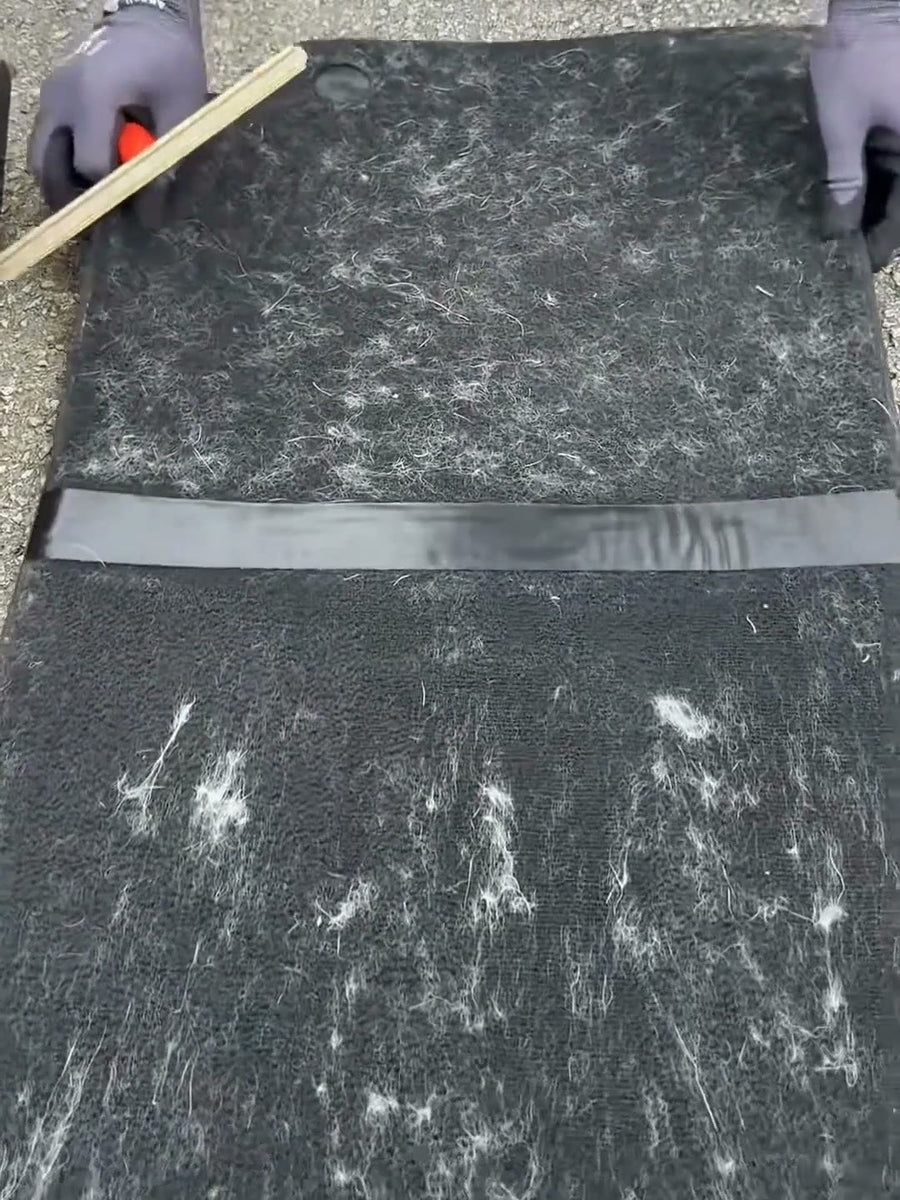 掃除機をかけたあとも抜け毛が残る車のマット