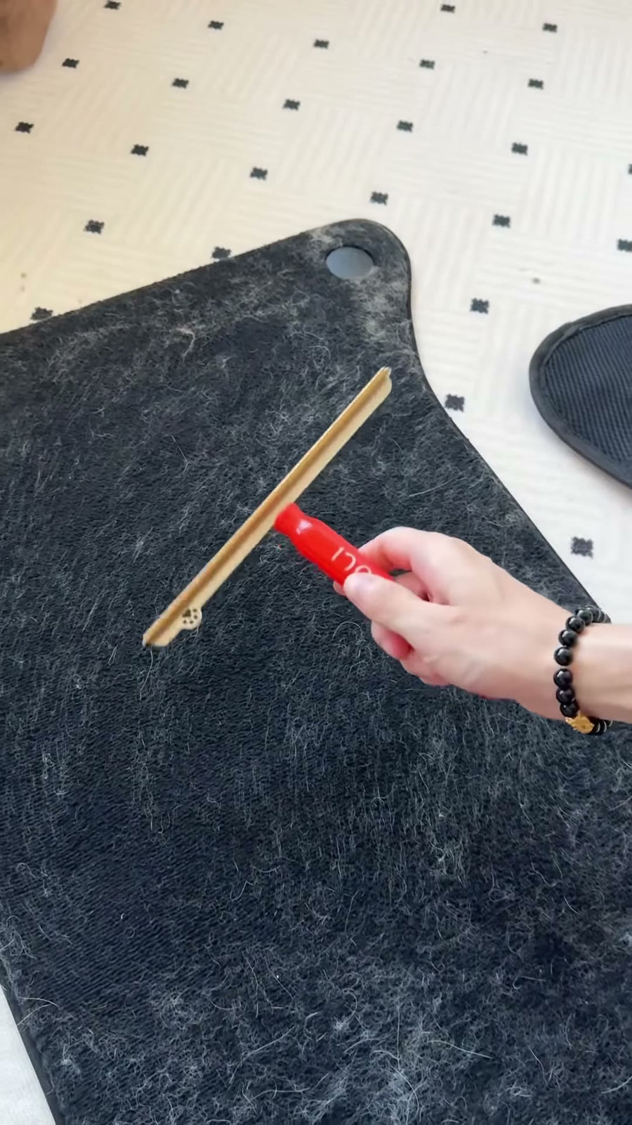 マットにヘッドを平らにあてる様子