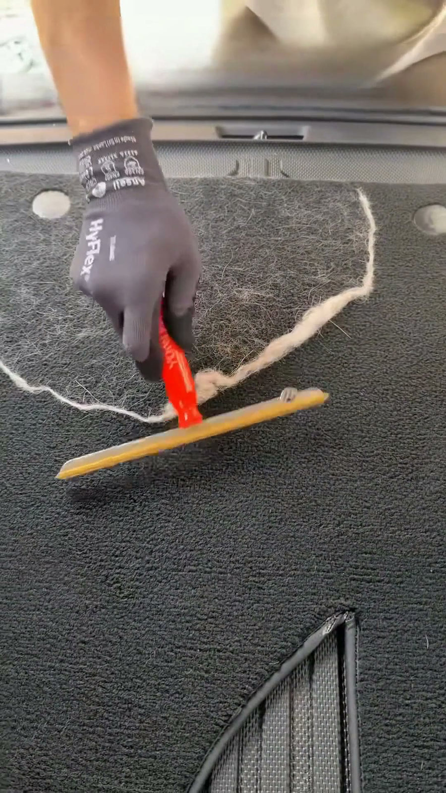 ヘッドを引いて毛を集める様子