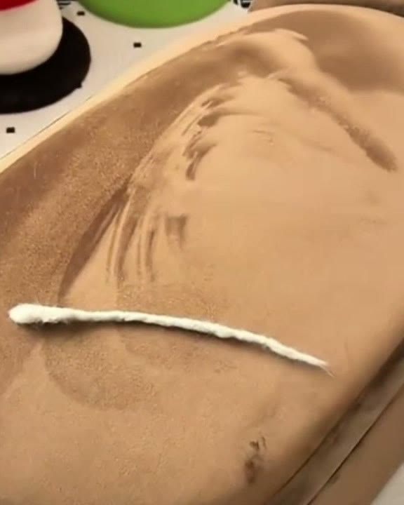 ソファの上で一本にまとまった抜け毛