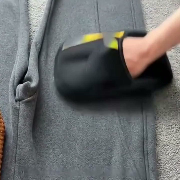 ズボンの上をミトンで撫でる様子