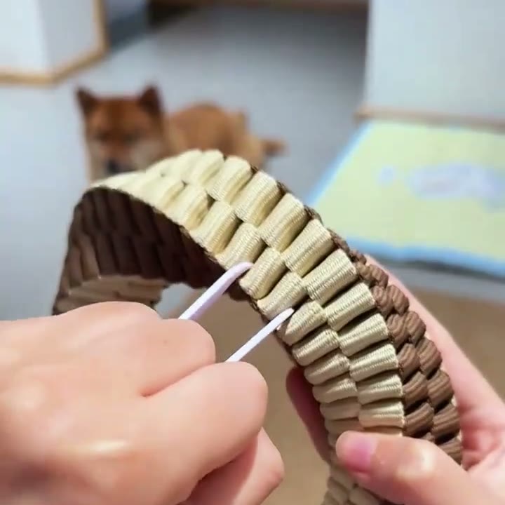リングの編み目に糸ようじを通す様子