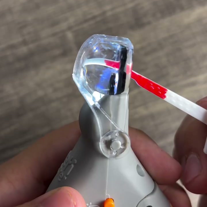 5倍ルーペ越しに大きく見える爪と血管