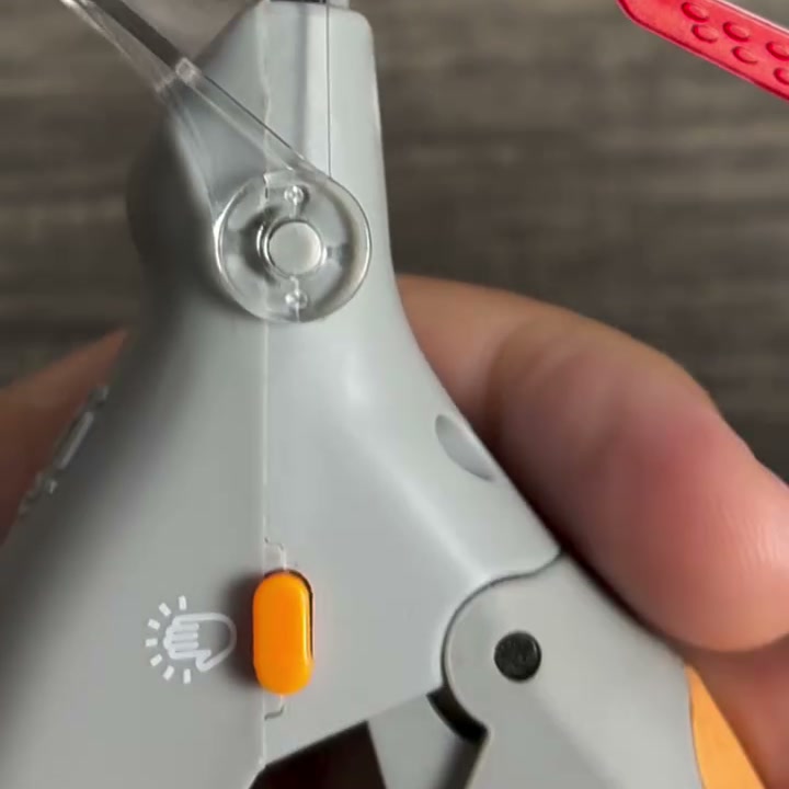 持ち手のオレンジ色のライトスイッチ